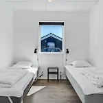 Seven-bedroom In Hébergement de vacances Glesborg