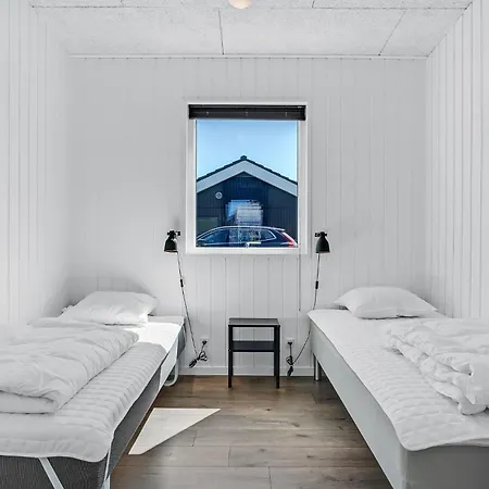 Seven-bedroom In Hébergement de vacances Glesborg