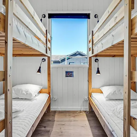 Seven-bedroom In Hébergement de vacances Glesborg