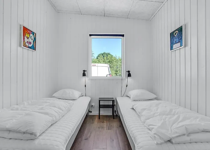 Seven-bedroom In בית נופש *