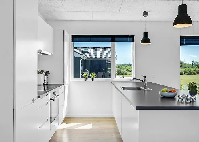 Seven-bedroom In בית נופש