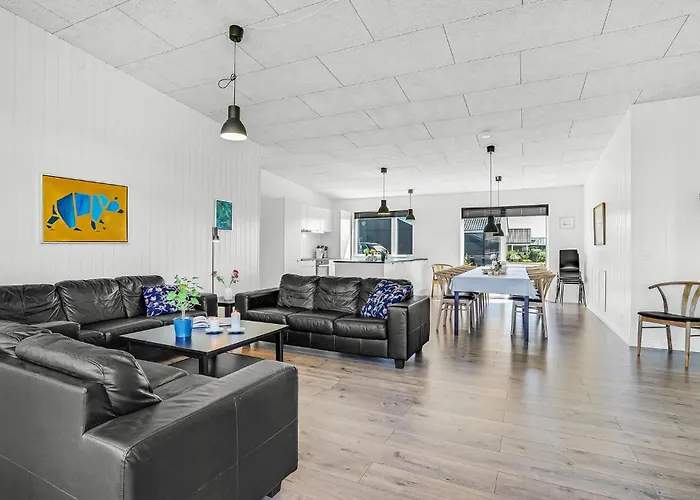 Seven-bedroom In Glesborg