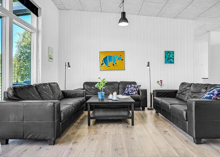 Seven-bedroom In בית נופש *