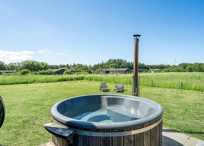 Seven-bedroom In בית נופש *